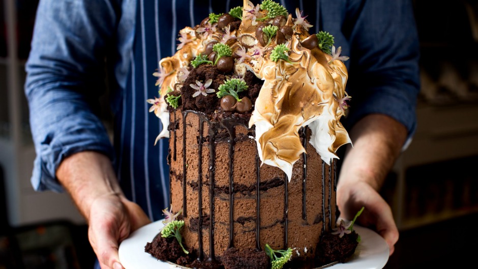 Andy Bowdy Pastry的Choc-Fudgy和Milo Mousse Jasper Cake。