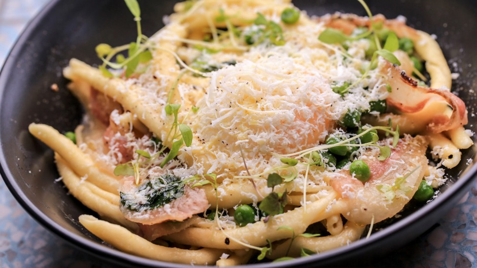 早餐面食，慢煮鸡蛋，佩科里诺（Pecorino）和瓜西亚（Guanciale）。