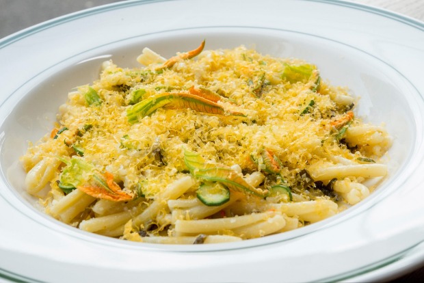 墨尔本的Marion Wine Bar搭配西葫芦花的Casarecce Pasta <a ...