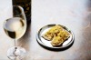 Andrew McConnell的Fitzroy Wine Bar Marion酒和小吃。