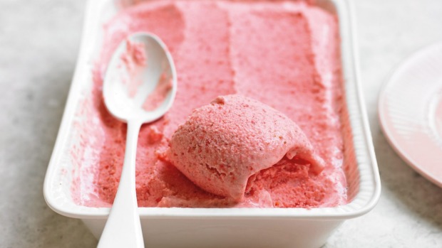 草莓冷冻酸奶。Murdoch Books食谱图像for goodfood.com.au