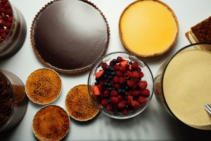 甜点车里堆满了经典甜品，像Paris-Brest、millefeuille、开心果色的松糕和巧克力……