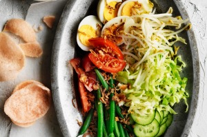 Adam Liaw的美味Gado Gado沙拉用鸡蛋和花生酱。