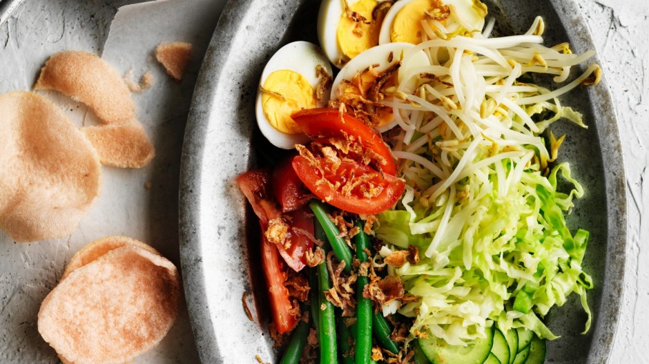 Adam Liaw的美味Gado Gado沙拉用鸡蛋和花生酱。