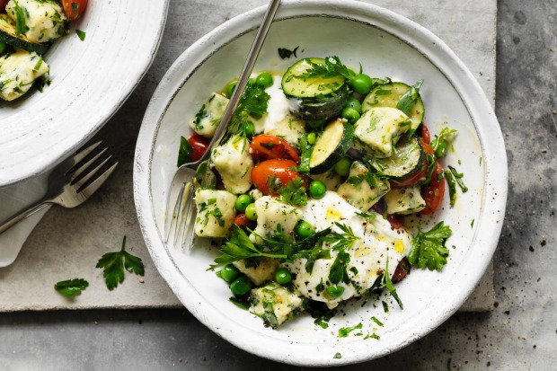 尼尔·佩里（Neil Perry）的菠菜gnocchi，豌豆，西葫芦，山羊的凝乳和tarragon <a ...