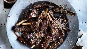 Neil Perry的兴王干炒羊排。