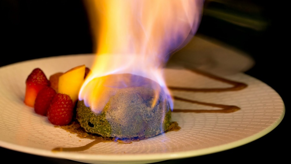 Matcha Lava Bomm Dessert在一家咖啡厅和烤架。