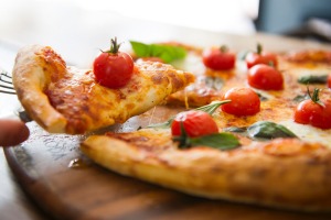 披萨（Margherita图片）可能需要餐具。