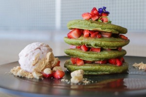 Matcha Mylkbar's Matcha Pancake堆栈。