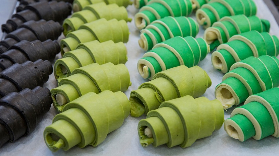 Matcha羊角面包（中央）准备好在agathe patisserie烘烤。