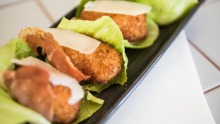 鸡基辅遇见马铃薯宝石：鸡凯撒炸丸子。