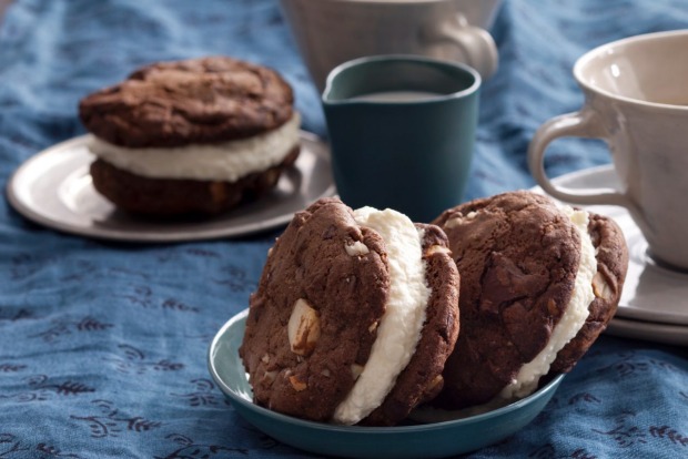 巧克力饼干夹在白巧克力慕斯。<A ...