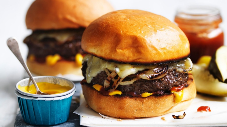 Adam Liaw's Easy Cheeseburgers。