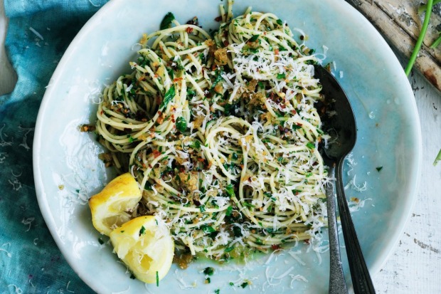 尼尔·佩里（Neil Perry）的意大利面条大蒜，pangrattato和橄榄油<a ...