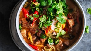 Adam Liaw的Bicol Express（辣猪肉炖）用黄瓜achara。