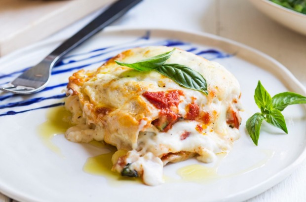 或尝试她的时令蔬菜烤宽面条<a ...