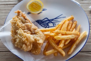 安格利西岛的“月光船长”为冲浪爱好者准备了炸鱼和薯条。