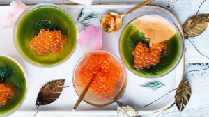 吉尔·杜普利斯的圣诞开胃菜:烟熏三文鱼慕斯配香草果冻。