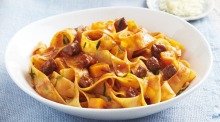 帕帕德尔（Pappardelle）配上羊肉和南瓜搭配红酒和大蒜酱，用于巴里拉（Barilla）运动，并提供美味的食物。yabo亚博主页