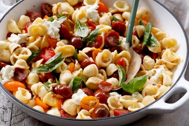 面食樱桃番茄，罗勒和松子坚果<a ...