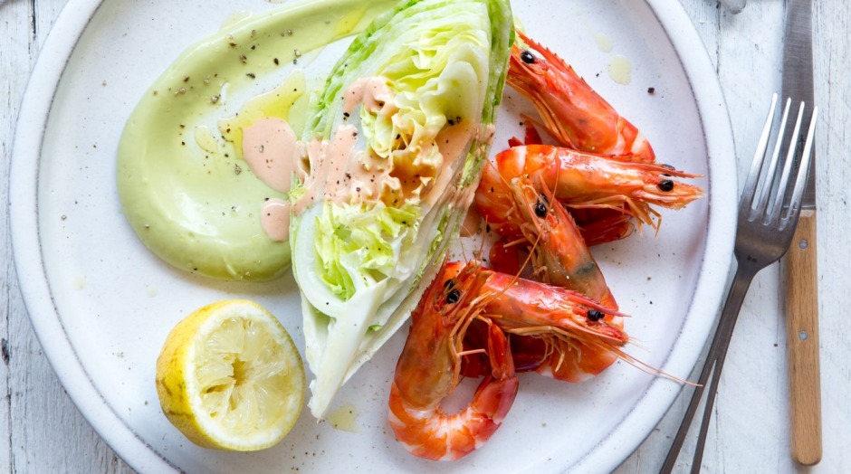 虾鸡尾酒配海鲜酱和鳄梨慕斯。