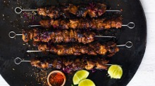 Adam Liaw在Chuan'r  -  Spicy，Charred Lamb Skewers上进行。