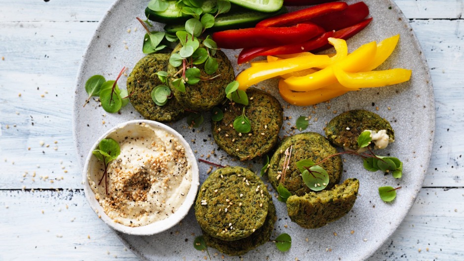 沙拉三明治和蔬菜是健康的零食，因为当压力饲养丑陋的头部时，掌握着。