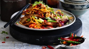 Kylie Kwong的福建炒面加鸡肉、辣椒和香菜。