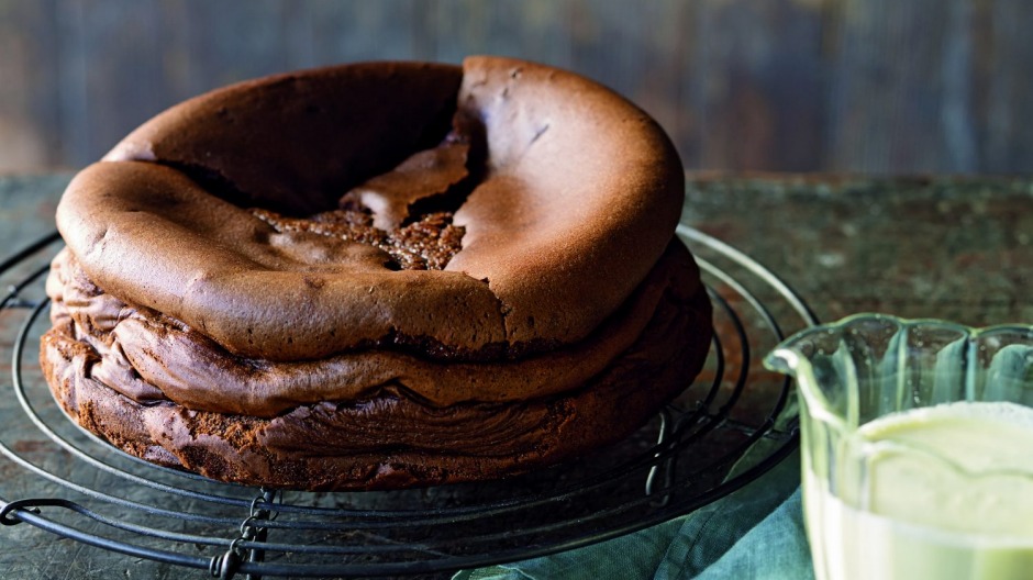 从anthia koullouros的巧克力云彩蛋糕。