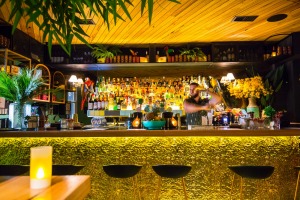 老酒吧Bar Economico仍在销售朗姆酒，但更具有热带风情