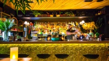 老酒吧Economico仍然卖朗姆酒，但更有热带风情