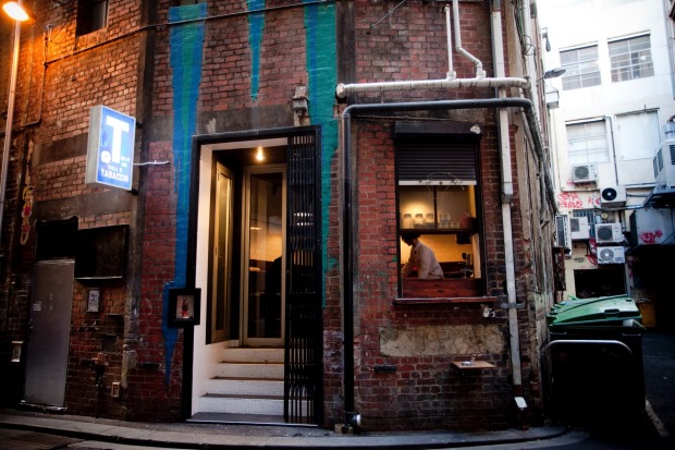 期待在Laneway Gem Bar Americano队列排队。