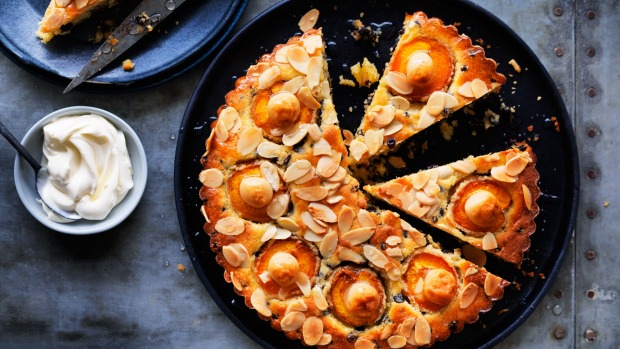 Dan Lepard的Stonefruit Simnel Cake。