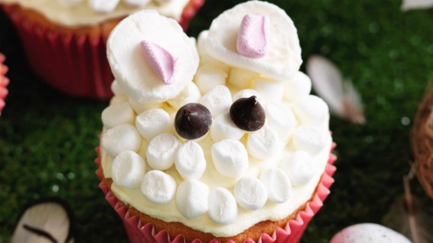 复活节兔子纸杯蛋糕。