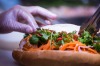 步骤4：添加剩余的Banh Mi填充剂，包括腌制的胡萝卜和萝卜，新鲜的香菜，黄瓜片和...