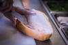 步骤2：传统上，越南人使用酥脆的法式面包进行Banh Mi。用鸡肝酱和“鸡蛋...