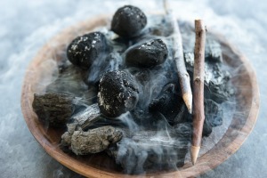 像Donna Hay的黑暗烟雾一样电镀：木炭 - 尘埃巧克力松露。