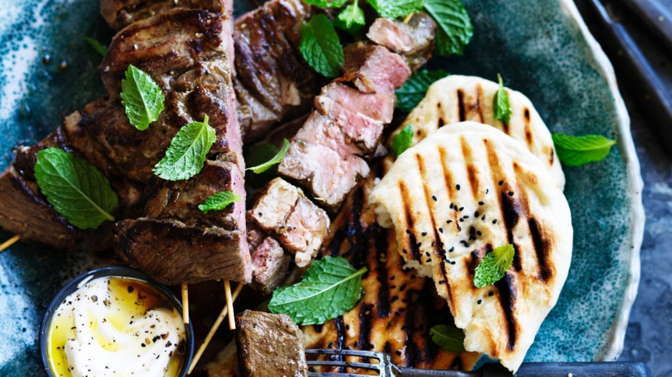 用扁面包串起串。