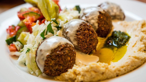 Falafel板材与鹰嘴豆，塔希尼和泡菜。