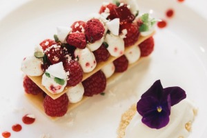 覆盆子和脆饼millefeuille与麦芽冰淇淋。