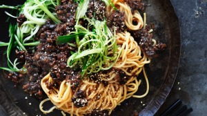 尼尔·佩里的黑豆福建猪肉面。