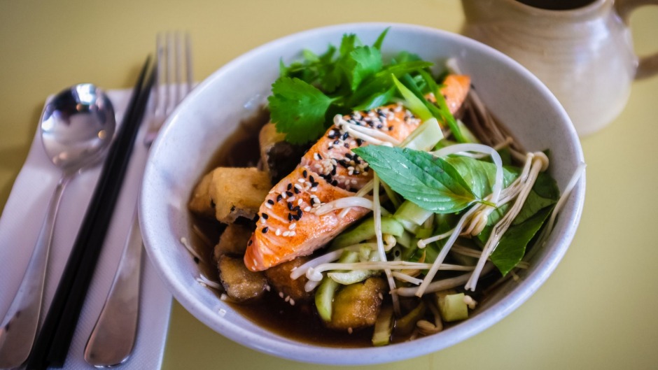 三文鱼肉汤碗。