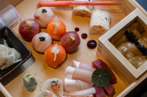 豪华寿司箱在墨西哥墨泥日式料理餐厅供应。