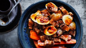 五花肉，胡萝卜和红葱炖红主汤(鸡蛋可选)。