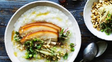 中式安慰食品:姜酱油五花肉粥。