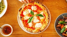 ＃1：Monsterella（这对夫妇的女儿Mila如何发音“ Mozzarella”）提供了一系列正宗的意大利街头食品。
