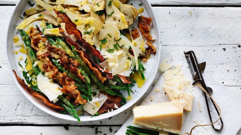 Rachel Khoo's Parisian-Inspired Pancetta，朝鲜蓟和青豆沙拉。