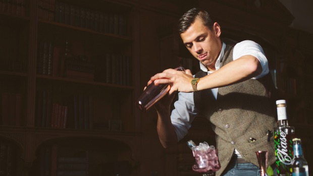 伯明翰皮尔酒吧的酒保。