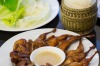 在老挝村庄的煎鹌鹑和黏米饭。