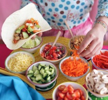 鸡肉软玉米饼，儿童食品。食谱和造型由Caroline Velik。Marina Oliphant为…